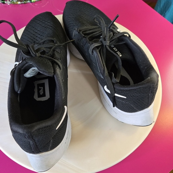 Nike Black Athletic Shoes with Cushioned Sole and Mesh Upper - Picture 6 of 10